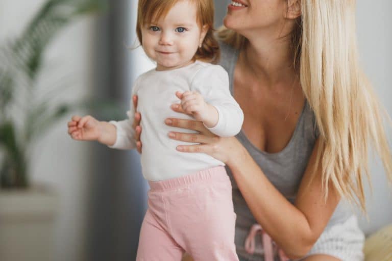 Voyager avec un bébé : ce qu'il faut savoir pour les premiers mois